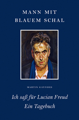 Mann mit blauem Schal