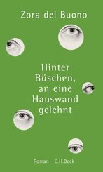 Hinter B&uuml;schen, an eine Hauswand gelehnt