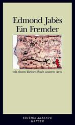 Ein Fremder mit einem kleinen Buch unterm Arm