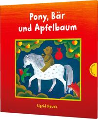 Pony, B&auml;r und Apfelbaum
