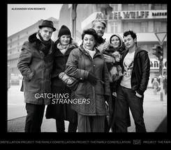 Alexander von Reiswitz: Catching Strangers. The Family Constellation Project - Inszenierte Portr&auml;ts & Geschichten &uuml;ber Familie, Identit&auml;t und Zufall