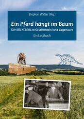 Ein Pferd h&auml;ngt im Baum